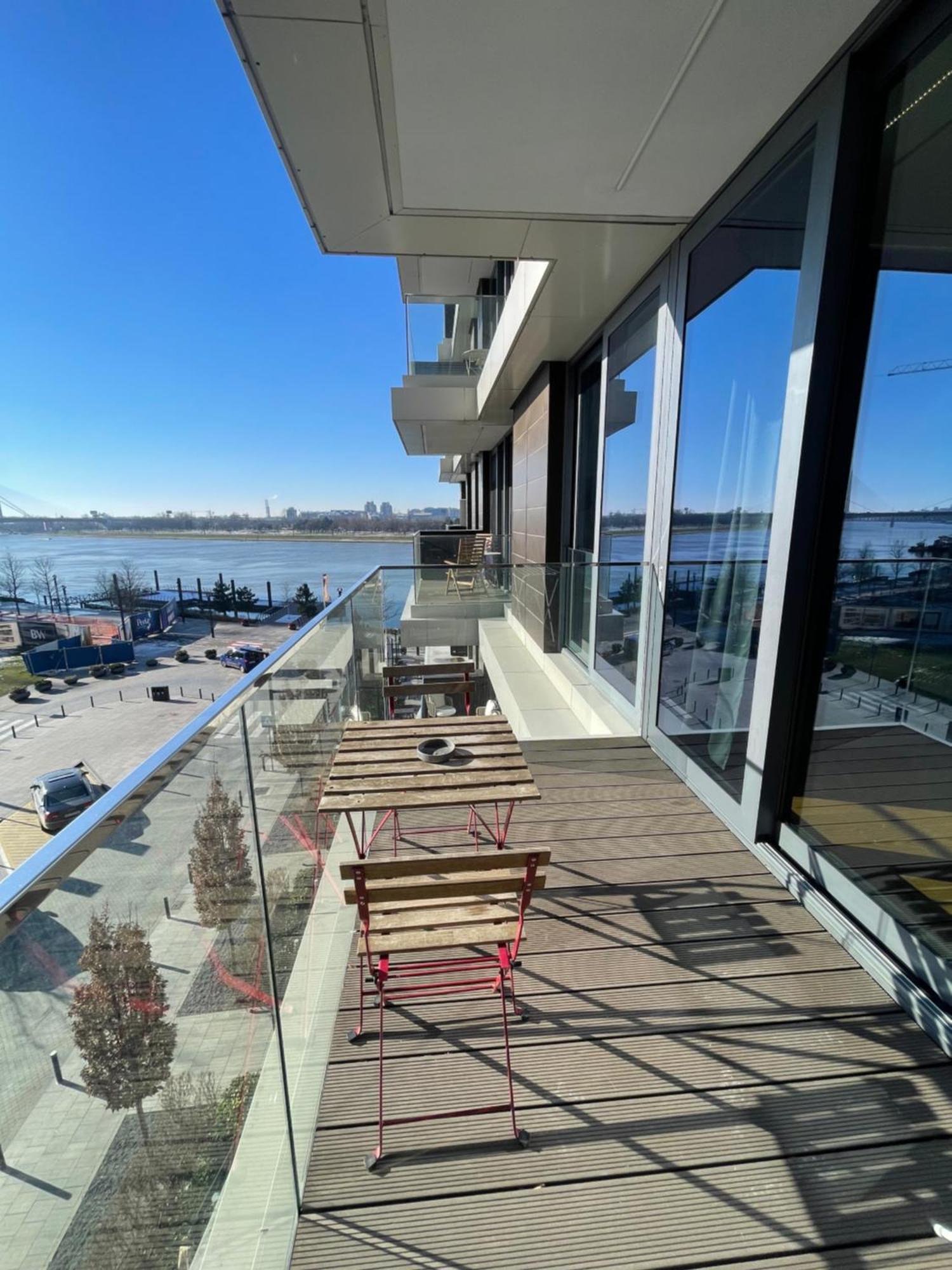 Luxury Waterfront Apartment *